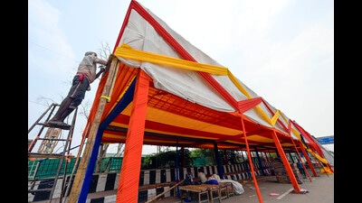 A Kanwar camp being set up on NH-24 near Ghazipur, in New Delhi, India, on Sunday (Hindustan Times) A Kanwar camp being set up on NH-24 near Ghazipur, in New Delhi, India, on Sunday (Hindustan Times)