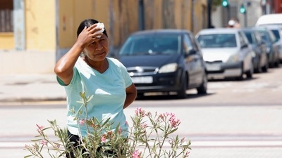 A woman looks on during a heatwave in Valencia, Spain July 20, 2024. REUTERS/Eva Manez (REUTERS)