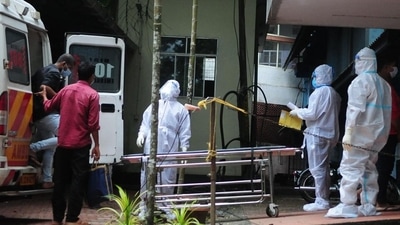 Health workers shifted people who have been in contact with a person infected with the Nipah virus to an isolation centre at a government hospital in Kozhikode in September 2023. (AFP) Health workers shifted people who have been in contact with a person infected with the Nipah virus to an isolation centre at a government hospital in Kozhikode in September 2023. (AFP)