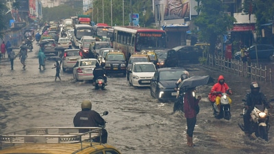 Mumbai: Vehicles move on a waterlogged road during monsoon rain, at Dadar in Mumbai, Sunday, July 21, 2024. (PTI Photo)(PTI07_21_2024_000127A) (PTI) Mumbai: Vehicles move on a waterlogged road during monsoon rain, at Dadar in Mumbai, Sunday, July 21, 2024. (PTI Photo)(PTI07_21_2024_000127A) (PTI)
