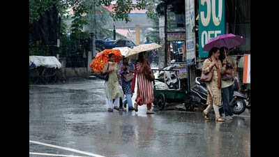 People walking under umbrella during rain downpour in Mandi on Sunday. (Birbal Sharma/HT) People walking under umbrella during rain downpour in Mandi on Sunday. (Birbal Sharma/HT)