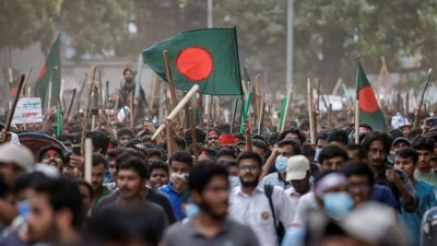 Anti-quota protesters march with Bangladeshi flags and sticks as they engage in a clash with Bangladesh Chhatra League, the student wing of the ruling party Bangladesh Awami League, at the University of Dhaka, in Dhaka, Bangladesh, July 16, 2024. REUTERS/Mohammad Ponir Hossain (REUTERS)