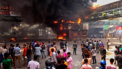 Anti-quota protesters clash with the police in Dhaka on July 18, 2024. (Photo by AFP) (AFP) Anti-quota protesters clash with the police in Dhaka on July 18, 2024. (Photo by AFP) (AFP)