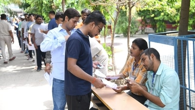 Candidates appeared for TRE 3.0 in Hindi, Bangla, Urdu, Sanskrit, Arabic, Persian, English, Science, Mathematics, Fine Art, Dance, Physical Education, Maithili, Music and Social Science subjects for classes 9-10 under the Education Department (Santosh Kumar/HT Photo)