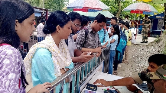 Students studying in Bangladesh upon their arrival in India, at the Hili International Immigration check post in Dakshin Dinajpur district of West Bengal on Sunday.(PTI)