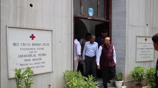 LG Saxena also inspected the main office of the Delhi Chapter of the Indian Red Cross Society at Golf Links. (HT Photo)