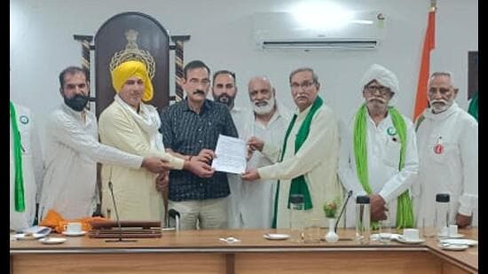 Leaders of the Samyukta Kisan Morcha with chief principal secretary Rajesh Khullar in Chandigarh on Sunday. (HT photo)