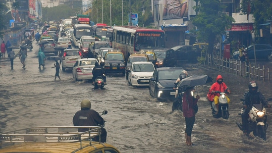 Mumbai: Vehicles move on a waterlogged road during monsoon rain, at Dadar in Mumbai, Sunday, July 21, 2024. (PTI Photo)(PTI07_21_2024_000127A)(PTI)