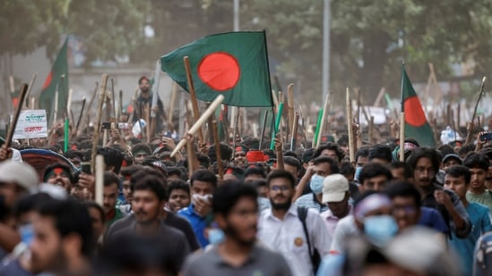 Anti-quota protesters march with Bangladeshi flags and sticks as they engage in a clash with Bangladesh Chhatra League, the student wing of the ruling party Bangladesh Awami League, at the University of Dhaka, in Dhaka, Bangladesh, July 16, 2024. REUTERS/Mohammad Ponir Hossain(REUTERS)