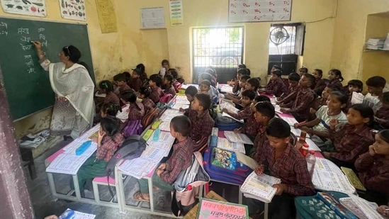 Students sitting in a single room at Government Primary Smart School, Kundanpuri (Manish/Hindustan Times)
