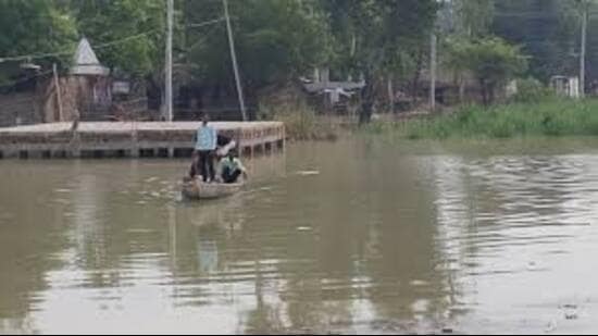 The flood has affected 1,785 villages, 40 wards and 1,61,3,297 people in 12 UP districts. (HT file)