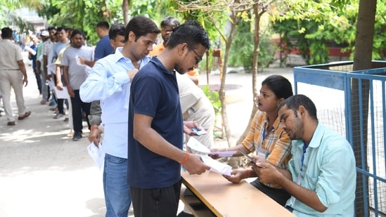 Candidates appeared for TRE 3.0 in Hindi, Bangla, Urdu, Sanskrit, Arabic, Persian, English, Science, Mathematics, Fine Art, Dance, Physical Education, Maithili, Music and Social Science subjects for classes 9-10 under the Education Department(Santosh Kumar/HT Photo)