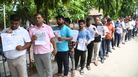 Candidates had to carry their admit cards along with a valid photo ID to the examination centres, without which they were not allowed to appear for the examination(Santosh Kumar/HT Photo)