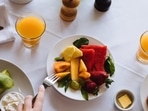 Eating_fruits_using_a_fork Eating_fruits_using_a_fork
