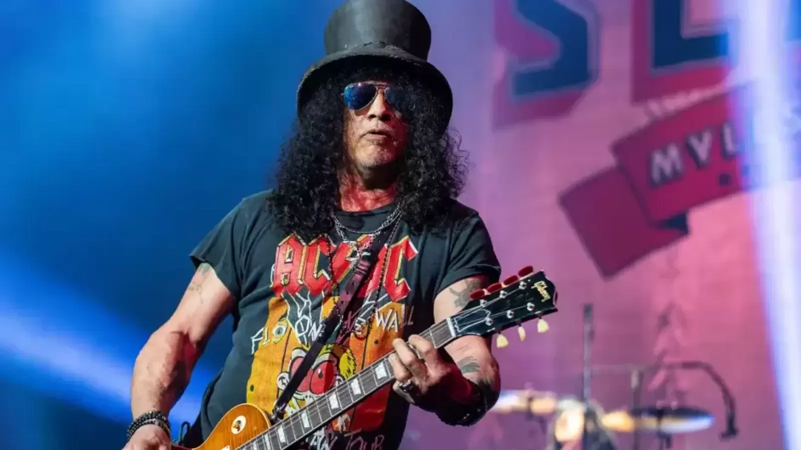 Bintang Guns N’ Roses, Slash, berduka atas “kehilangan besar” putri tirinya, Lucy Blue, dan membatalkan banyak konser.
