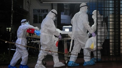 A patient, who according to medics is suffering from Nipah infection, is shifted to an ICU of Nipah isolation ward in Kozhikode Medical College in Kozhikode district in the southern state of Kerala, India, July 20, 2024. REUTERS/CK Thanseer (REUTERS)