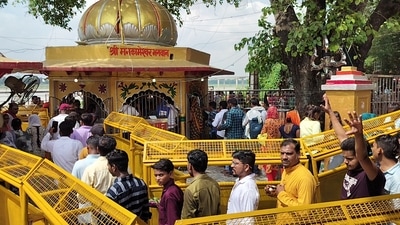 Rush of devotees at the Mankameshwar temple of Prayagraj on Monday. (HT) Rush of devotees at the Mankameshwar temple of Prayagraj on Monday. (HT)