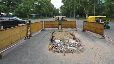 The sinkhole on Ashoka Road is now covered with rubble. (Arvind Yadav/HT Photo) The sinkhole on Ashoka Road is now covered with rubble. (Arvind Yadav/HT Photo)