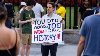 A man holds a sign showing his appreciation for US President Joe Biden along Pennsylvania Avenue in front of the White House in Washington, DC, on July 21, 2024. (AFP) A man holds a sign showing his appreciation for US President Joe Biden along Pennsylvania Avenue in front of the White House in Washington, DC, on July 21, 2024. (AFP)