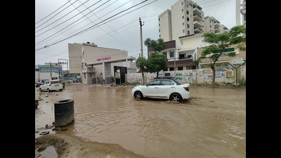 While Kharar residents struggle for daily commutes, business of nearby shopkeepers are worst hit as customers are not able to reachshops due to waterlogged roads. (HT Photo) While Kharar residents struggle for daily commutes, business of nearby shopkeepers are worst hit as customers are not able to reachshops due to waterlogged roads. (HT Photo)