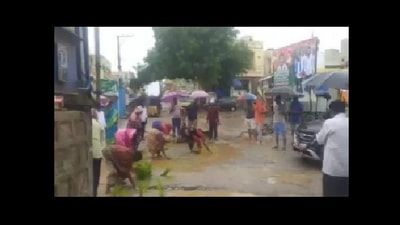 Snapshot of the people protesting against the potholes. (Instagram/@Jist)