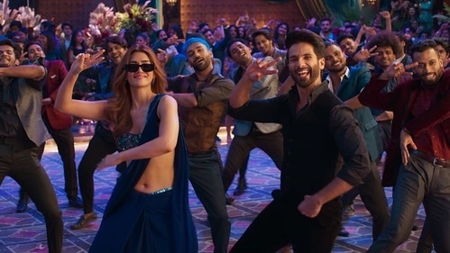 A still from the song Laal Peeli Akhiyaan A still from the song Laal Peeli Akhiyaan