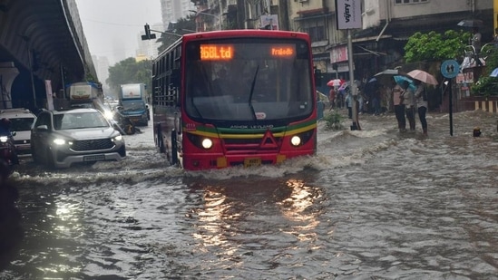  Heavy rains over 12 hours have led to waterlogging in the city affecting transport on roads. Local trains have also been affected. Photo by Bhushan Koyande/HT Photo)(HT_PRINT)