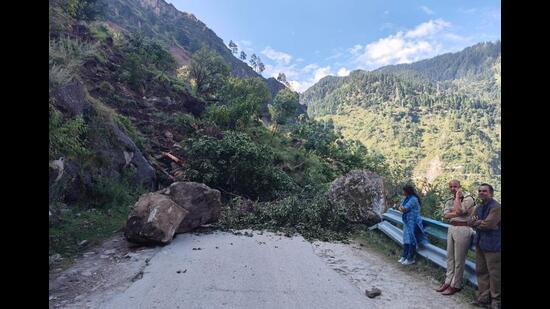 National Highway-5 reopened for traffic on Monday morning after remaining blocked for four hours due to a landslide at Nigulsari in Kinnaur district. Nigulsari is prone to landslides and a massive landslide occurred at the same spot in September last year. (HT file photo)