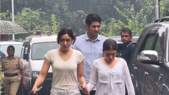 Singer Tulsi Kumar and actor-sister Khushalii Kumar were also spotted in Mumbai as they arrived to pay their last respect to Krishan Kumar’s daughter Tishaa Kumar, who was their cousin.