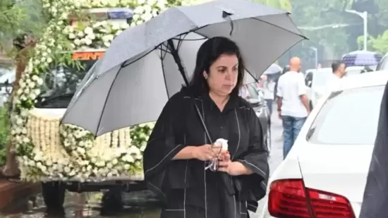 Filmmaker-choreographer Farah Khan was seen at Tishaa Kumar's funeral in Mumbai on Monday. T-series' Krishan Kumar's daughter Tishaa died last week reportedly after a battle with cancer. (All pics: Yogen Shah and Varinder Chawla)