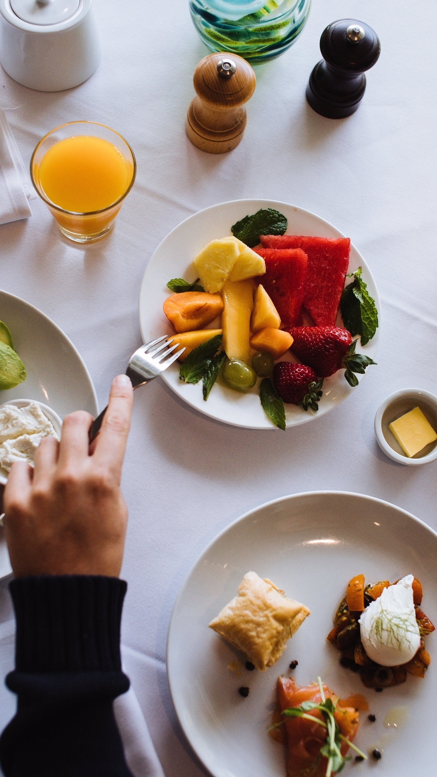 Eating_fruits_using_a_fork