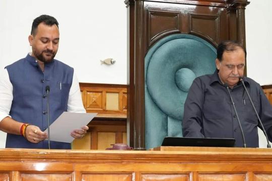 Himachal Pradesh Speaker Kuldeep Singh Pathania administering the oath to newly elected MLA from Hamirpur, Ashish Sharma (left), in Shimla on Monday. (Deepak Sansta/HT)