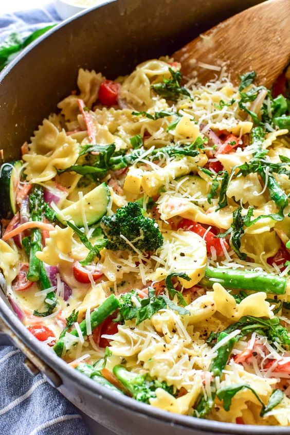 Veggie alfredo is a crunchy delight.