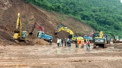 Karnataka landslide: Body of woman recovered, death toll goes up to 8 (ANI) Karnataka landslide: Body of woman recovered, death toll goes up to 8 (ANI)