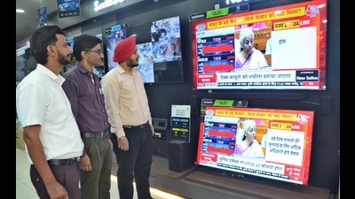 City residents watching the Budget live telecast in Ludhiana. (Gurpreet Singh/Hindustan Times) City residents watching the Budget live telecast in Ludhiana. (Gurpreet Singh/Hindustan Times)