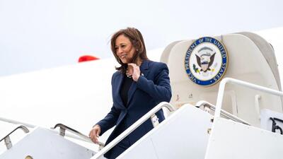 Democratic presidential candidate, US Vice-President Kamala Harris disembarks Air Force Two at the Milwaukee Mitchell International Airport in Milwaukee, Wisconsin, on Tuesday. (AFP) Democratic presidential candidate, US Vice-President Kamala Harris disembarks Air Force Two at the Milwaukee Mitchell International Airport in Milwaukee, Wisconsin, on Tuesday. (AFP)