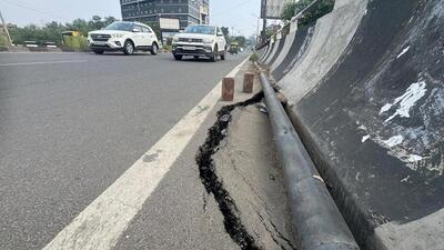Major cracks and cave-ins at the bus stand flyover are putting commuters at risk. (Gurpreet Singh/HT) Major cracks and cave-ins at the bus stand flyover are putting commuters at risk. (Gurpreet Singh/HT)