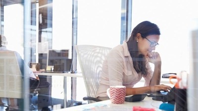 Working women (Shutterstock) Working women (Shutterstock)