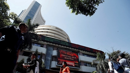 FILE PHOTO: FILE PHOTO: People walk past the Bombay Stock Exchange (BSE) building in Mumbai, India, March 9, 2020. REUTERS/Francis Mascarenhas/File Photo/File Photo(REUTERS)