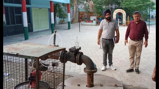 Health and MC officials in the diarrhoea-affected areas in the Anaj Mandi area of Patiala district on Tuesday. (HT photo)