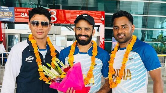 Indian boxer Amit Panghal (C) leaves for Paris from New Delhi. (Twitter)