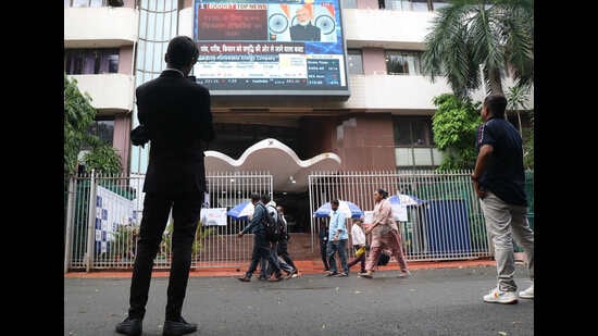 Mumbai, India - July 23, 2024: A pedestrian walks past the Bombay Stock Exchange (BSE) building during the presentation of budget, in Mumbai, India, on Tuesday, July 23, 2024. (Photo by Anshuman Poyrekar/ Hindustan Times) (Hindustan Times)