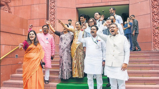 New Delhi: Congress MPs from Maharashtra and Shiv Sena (UBT) MP Priyanka Chaturvedi stage a protest after tabling of the Union Budget 2024-25, at Parliament House complex during the Monsoon session, in New Delhi, Tuesday, July 23, 2024. (PTI Photo/Manvender Vashist Lav)(PTI07_23_2024_000266B) (PTI)