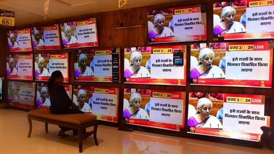 Union Budget 2024: People watch Union Budget being presented by finance minister Nirmala Sitharaman in the Parliament on television screen at TV showroom, at Dadar, in Mumbai. (Bhushan Koyande/HT Photo)