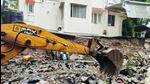 The wall between Sai Plaza Society and the bungalow owned by one Shrikrushna Narayan Marathe collapsed around 1.45 pm and fire brigade team reached the spot within ten minutes of getting the alert and began rescue operations. (HT PHOTO) The wall between Sai Plaza Society and the bungalow owned by one Shrikrushna Narayan Marathe collapsed around 1.45 pm and fire brigade team reached the spot within ten minutes of getting the alert and began rescue operations. (HT PHOTO)