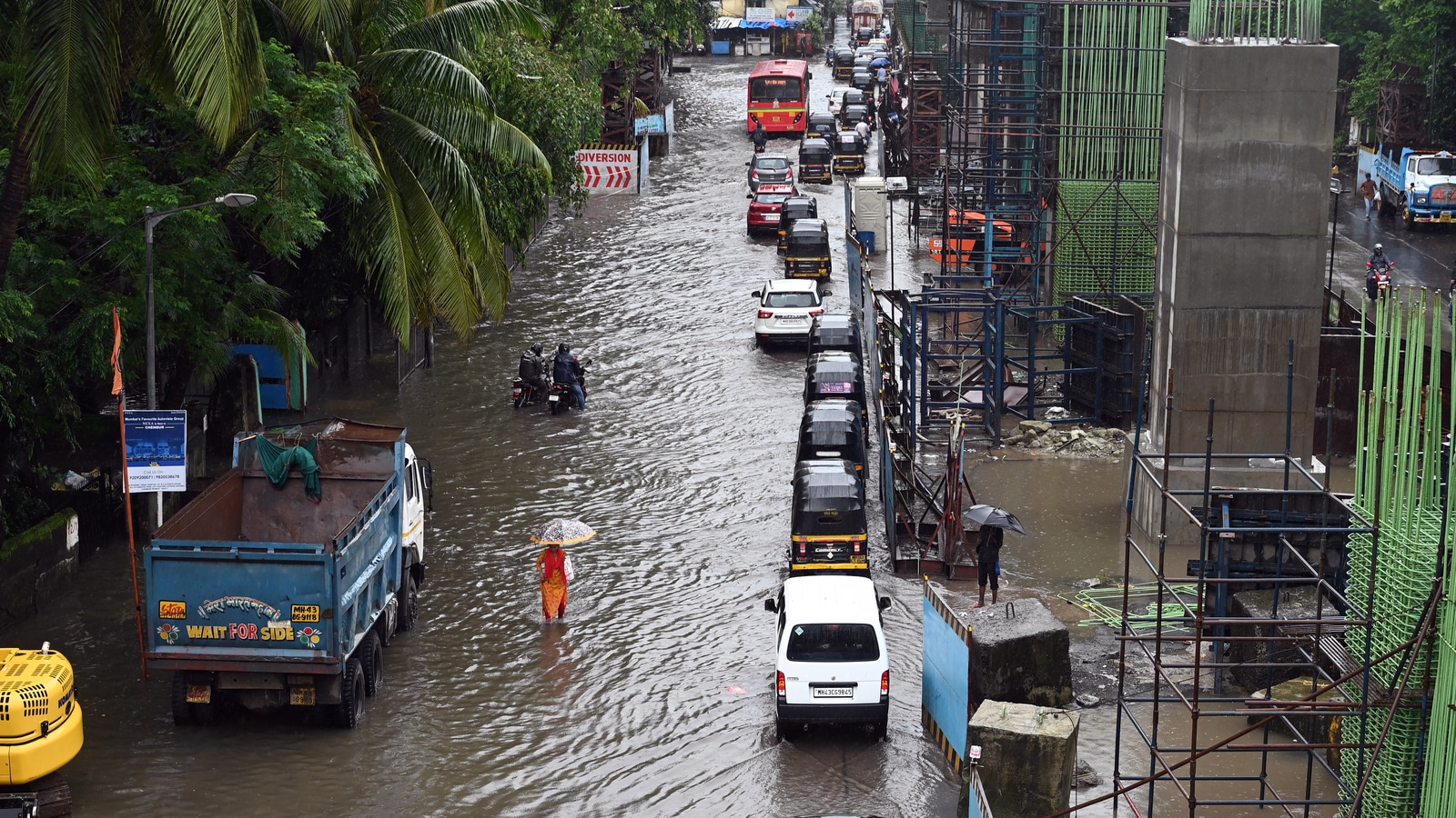 Mumbai weather today: IMD's heavy rain warning, police issue advisory; 'red' alert sounded across Maharashtra | Updates - Hindustan Times