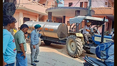 A Mohali municipal corporation tanker supplying drinking water at Kumbra village after its water supply was stopped due to the outbreak. (HT Photo) A Mohali municipal corporation tanker supplying drinking water at Kumbra village after its water supply was stopped due to the outbreak. (HT Photo)