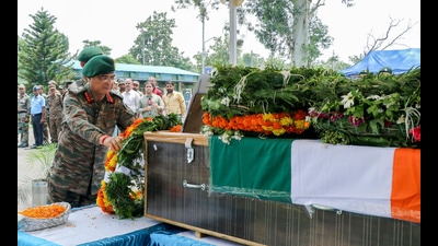 General Officer Commanding of the White Knight Corps Lt Gen Navin Sachdeva lays a wreath over the mortal remains of L/Nk Subhash Chander, who succumbed to his injuries after troops foiled an infiltration bid by terrorist at Battal sector, in Jammu, on Wednesday. (ANI)