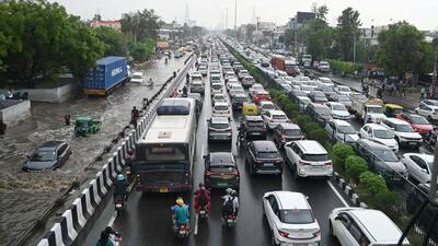 Heavy traffic and waterlogging on National Highway 48 near Narsinghpur village in Gurugram on Wednesday morning. (Parveen Kumar/HT Photo) Heavy traffic and waterlogging on National Highway 48 near Narsinghpur village in Gurugram on Wednesday morning. (Parveen Kumar/HT Photo)