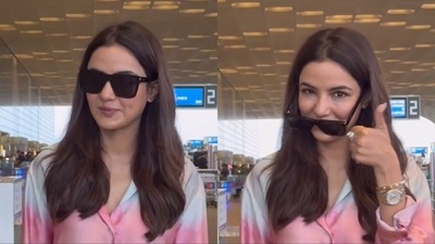 Jasmine Bhasin was spotted at the Mumbai airport. Jasmine Bhasin was spotted at the Mumbai airport.